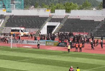 Përleshje masive në fushë mes tifozëve të AF Elbasanit dhe KF Tiranës, ndërhyn policia