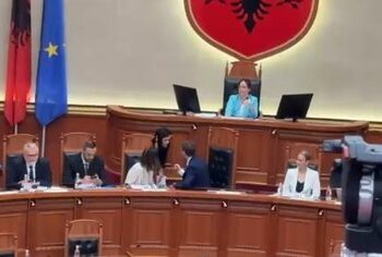 Ministri ulet te vendi i Ramës në sallën e Kuvendit, i thonë të çohet menjëherë