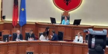 Ministri ulet te vendi i Ramës në sallën e Kuvendit, i thonë të çohet menjëherë