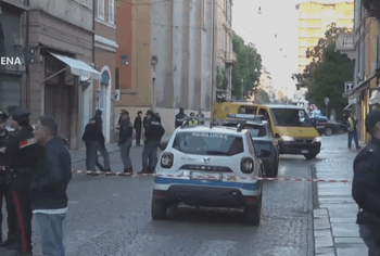 Panik në Modena, 30-vjeçari përplas turmën me makinë, 8 të plagosur