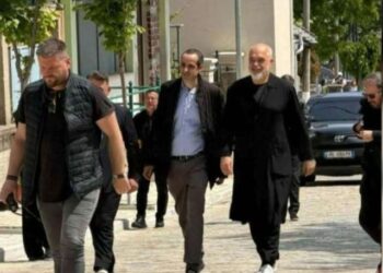 Prezantohet busti i Konstantinos Mitsotakis në Derviçian, Rama takohet me nipin e kryeministrit grek