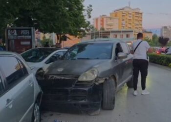 Aksident në qendër të Fierit, drejtuesi i një “Porsche” përplas dy mjete të parkuara dhe tenton të largohet