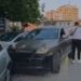 Aksident në qendër të Fierit, drejtuesi i një “Porsche” përplas dy mjete të parkuara dhe tenton të largohet