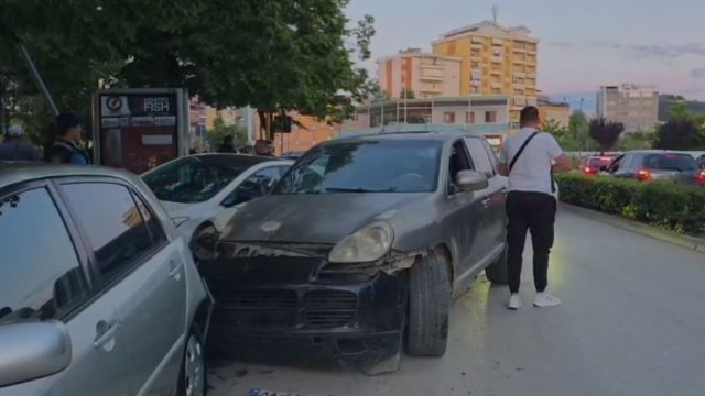 Aksident në qendër të Fierit  drejtuesi i një  Porsche  përplas dy mjete të parkuara dhe tenton të largohet