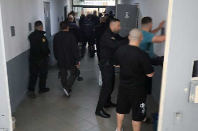 Aksion blic në burgjet e Fierit  Vlorës dhe Peqinit  ja çfarë u gjetën