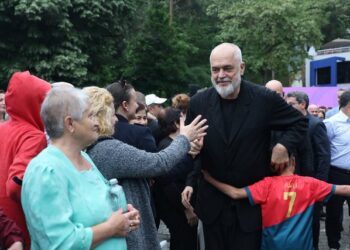 FOTOT/ Rama ndan pamje nga vizita në Korçë: Me kënaqësinë e mikpritjes…