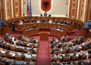LIVE / 10 interpelanca dhe ndryshime në rregullore, nis Kuvendi