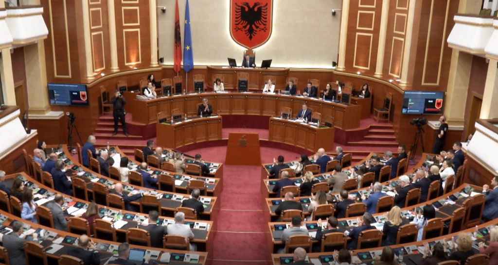 LIVE   10 interpelanca dhe ndryshime në rregullore  nis Kuvendi