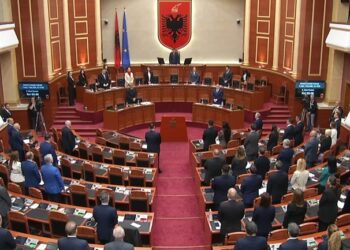 Ndarja nga jeta e Servet Pëllumbit, Kuvendi nis me një minutë heshtje, mungon shumica e PD