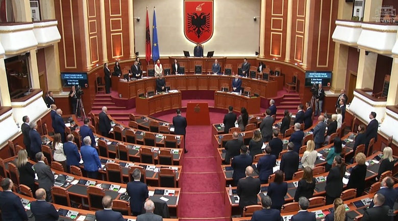 Ndarja nga jeta e Servet Pëllumbit  Kuvendi nis me një minutë heshtje  mungon shumica e PD