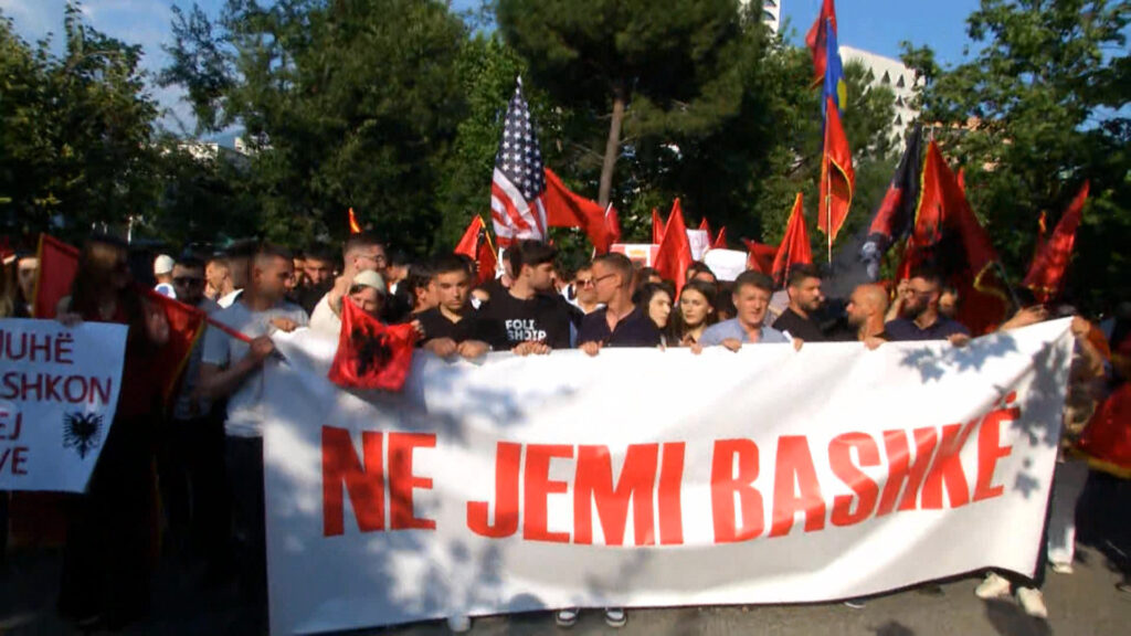 “Shqiptaria është me Shkupin”/ Protesta në Tiranë për gjuhën shqipe, studentët marshojnë drejt ambasadës së Maqedonisë së Veriut