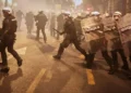 Kaos në Beograd, policia përplaset me studentët që kërkojnë largimin e Vuçiçit