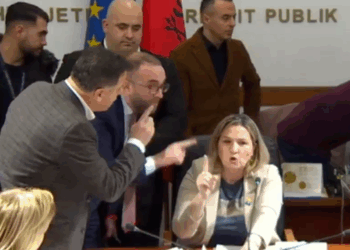 “Me delëri nuk vihet në pushtet”, Flutura Açka thumbon demokratët pas marrëveshjes me PS