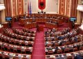 Çfarë ra në sy sot në seancën plenare? Ngjashmëri e çuditshme në fjalimet e deputetëve!