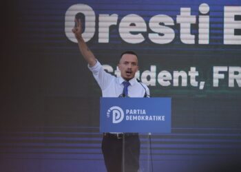 “PD nuk është e jotja, as e lëpirësve të tu”/ Anëtari i FRPD ‘shpërthen’ ndaj Berishës: Nuk më përjashton dot një…