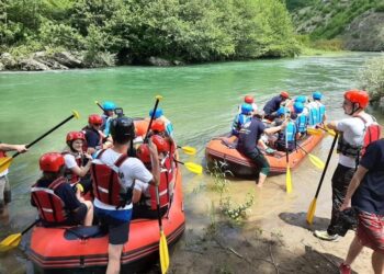 Kryeministri Rama promovon raftingun në Drinin e Zi si potencial turistik për Dibrën