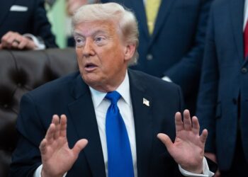 Trump refuzon të veshë jelekun antiplumb për daljet publike: Dukem 10 kg më i shëndoshë
