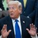 Trump refuzon të veshë jelekun antiplumb për daljet publike: Dukem 10 kg më i shëndoshë