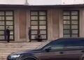 Incident te Kryeministria, automjeti përfundon në shkallët e godinës (VIDEO)