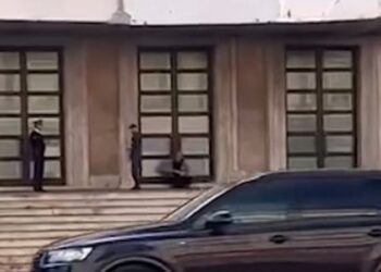 Incident te Kryeministria, automjeti përfundon në shkallët e godinës (VIDEO)