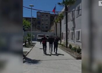 Lëvizte me pistoletë lodër, maskë dhe përforcues grushti, arrestohet 18-vjeçari në Vlorë