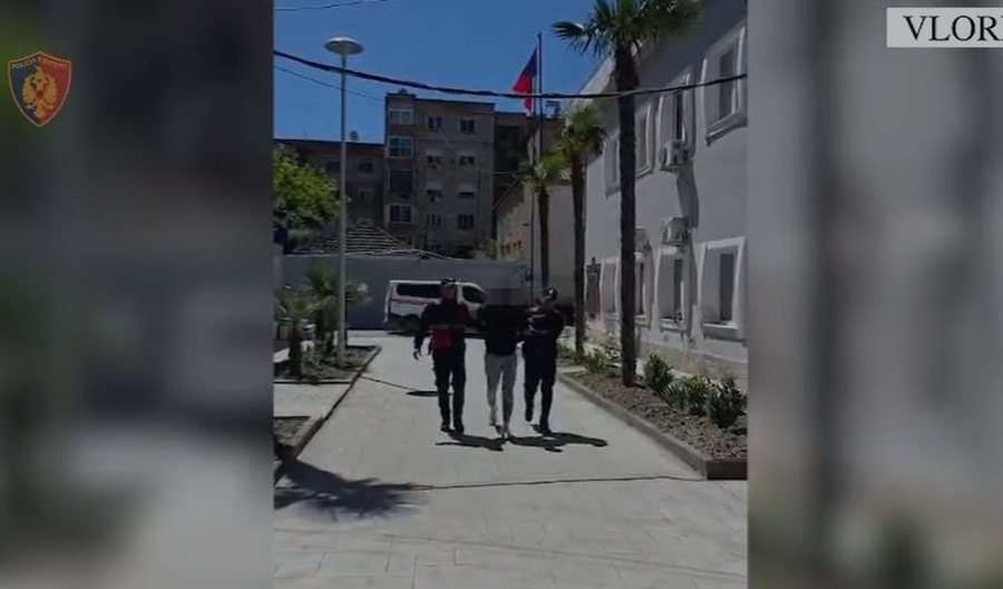 Lëvizte me pistoletë lodër  maskë dhe përforcues grushti  arrestohet 18 vjeçari në Vlorë