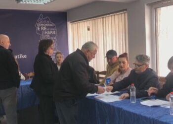 Tensionet gjatë votimit, shtyhen zgjedhjet për degën e PD-së në Korçë