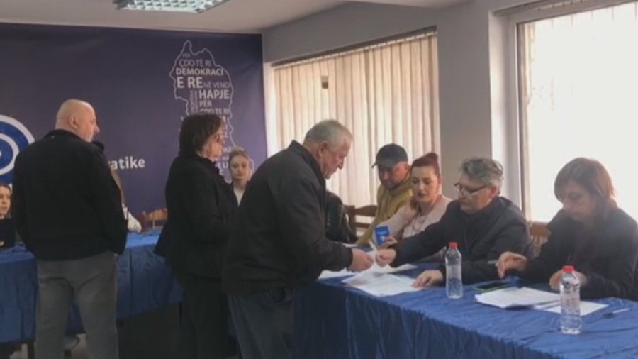 Tensionet gjatë votimit  shtyhen zgjedhjet për degën e PD së në Korçë