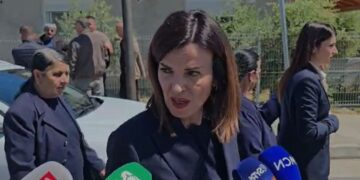 “Do të merren të gjitha masat”, Koçiu flet në ceremoninë e lamtumirës së dy fëmijëve