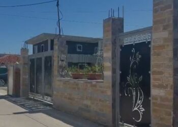 Frikë nga hakmarrja? Policia largon familjen e Nikoll Radaçit nga banesa