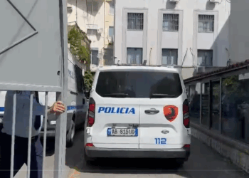 Aksidentoi për vdekje dy fëmijë, Nikoll Radaçi mbërrin në gjykatë nën masa të rrepta sigurie