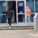 Noizy paraqitet në GJKKO, merr pjesë në gjyqin ndaj bandës së Laert Haxhiut