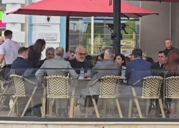 FOTOLAJM / Rama takohet në kafe me kryebashkiakët, para ceremonisë së “EU4Municipalities”