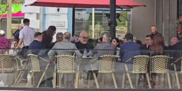 FOTOLAJM / Rama takohet në kafe me kryebashkiakët, para ceremonisë së “EU4Municipalities”