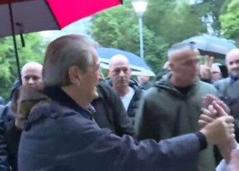 Berisha mbërrin në selinë blu para protestës së opozitës