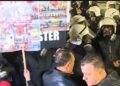 “Marshimi i pandalshëm nuk ndalet”, Flamur Noka përplaset me policinë në protestë