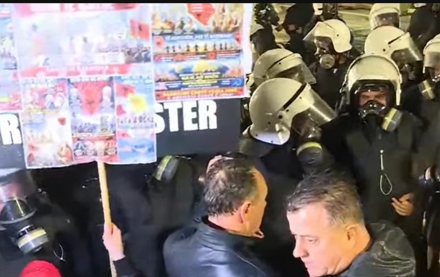  Marshimi i pandalshëm nuk ndalet   Flamur Noka përplaset me policinë në protestë