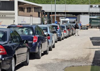Radhë kilometrike në Kapshticë, shqiptarëve u duhet të presin mbi dy orë për të hyrë në Greqi