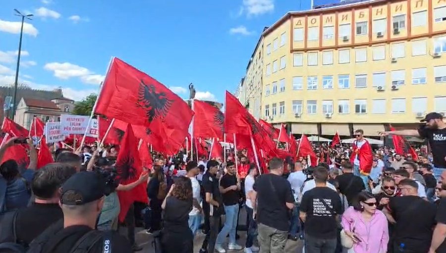 Debati për gjuhën shqipe  studentët mblidhen për protestën e thirrur në Shkup
