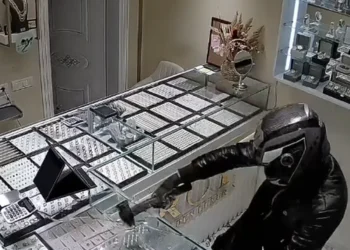 Si në filma aksion! Del videoja kur autorët futen brenda argjendarisë në Kamëz, thyejnë xhamat dhe marrin bizhuteritë