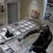 Si në filma aksion! Del videoja kur autorët futen brenda argjendarisë në Kamëz, thyejnë xhamat dhe marrin bizhuteritë