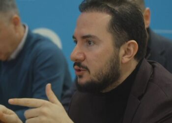 Votëbesimi për Berishën, Salianji publikon foto të fletës: Demokratët po e refuzojnë