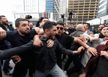 Policia turke hyn me forcë në selinë e partisë opozitare për të larguar udhëheqjen e shkarkuar