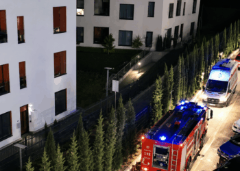 VIDEO/ Zjarr në një pallat në Tiranë: Evakuohen banorët, një grua dërgohet në spital nga asfiksia