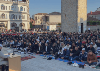 Kurban Bajrami në Kosovë, myftiu i ashpër me politikën: Na keni lodhur!