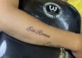 FOTOLAJM/ Simpatizantja e PS në Korçë bën tatuazh emrin e Edi Ramës dhe Romina Kukos