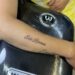 FOTOLAJM/ Simpatizantja e PS në Korçë bën tatuazh emrin e Edi Ramës dhe Romina Kukos