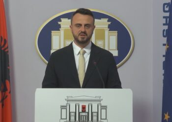“Fakte tronditëse”, deputeti i PD nxjerr shifrat e INSTAT, sulmon qeverinë për boshatisjen e universiteteve