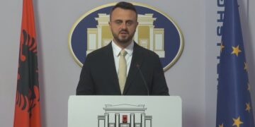“Fakte tronditëse”, deputeti i PD nxjerr shifrat e INSTAT, sulmon qeverinë për boshatisjen e universiteteve