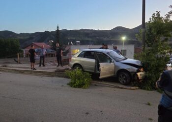 Automjeti me shpejtësi tej normave del nga rruga dhe përplaset me shtyllën në Gramsh
